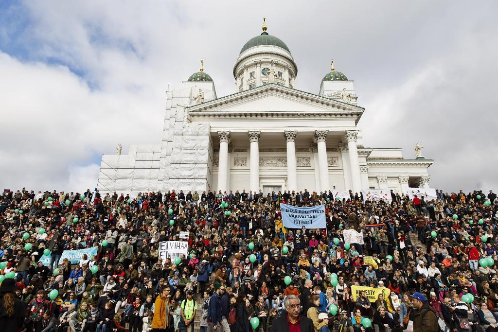 Människor demonstrerar mot rasism och fascism i Finlands huvudstad Helsingfors. (Foto: Roni Rekomaa/AP/TT)