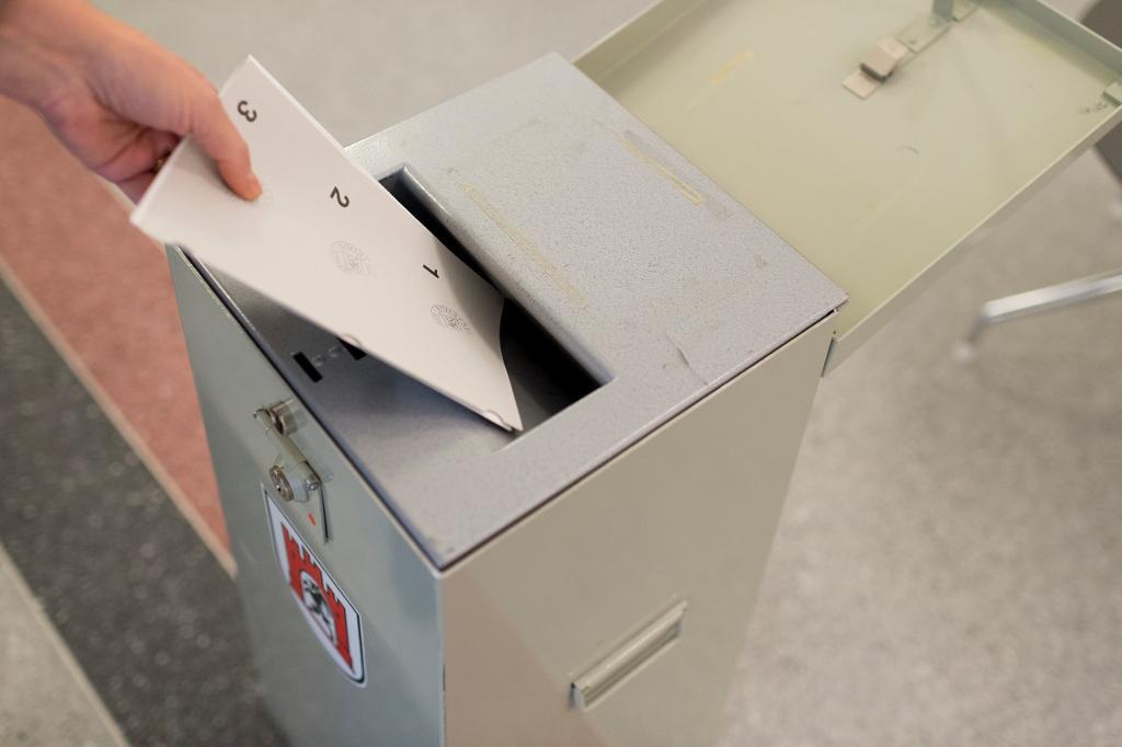 En röst avläggs i en av de otaliga folkomröstningarna i Schweiz. (Foto: Gian Ehrenzeller/AP/TT)