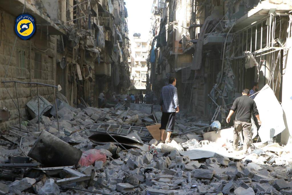 En invånare i Aleppo ser sig om i förstörelsen efter bombningarna i lördags. (Foto: Vita hjälmarna/AP/TT)