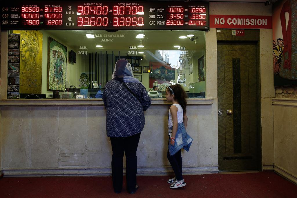 Den turkiska liran faller hårt efter det att Moody's sänkt landets kreditbetyg till skräpnivå och närmar sig den historiska bottennivån på 3:09 lira per dollar från kuppdagarna i somras. (Foto: Emrah Gurel AP/TT-arkivbild)