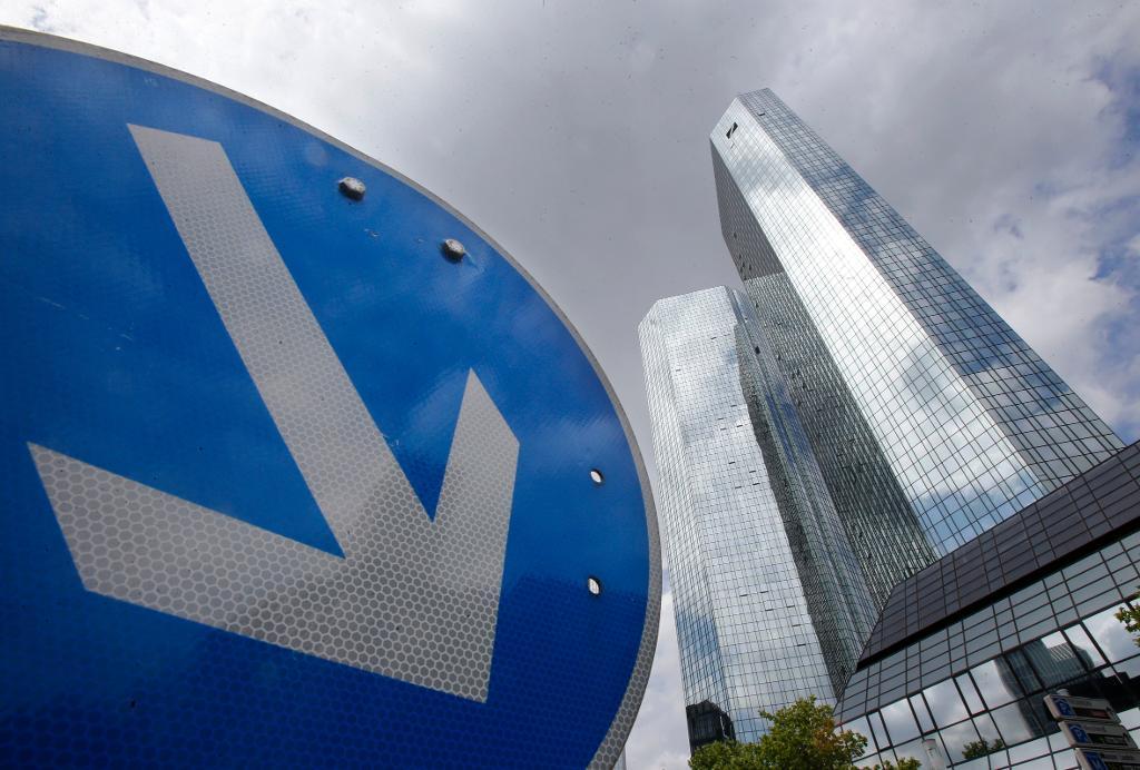 Aktien störtdyker. På bilden Deutsche Banks huvudkontor i Frankfurt. (Foto: Michael Probst/AP/TT-arkivbild)