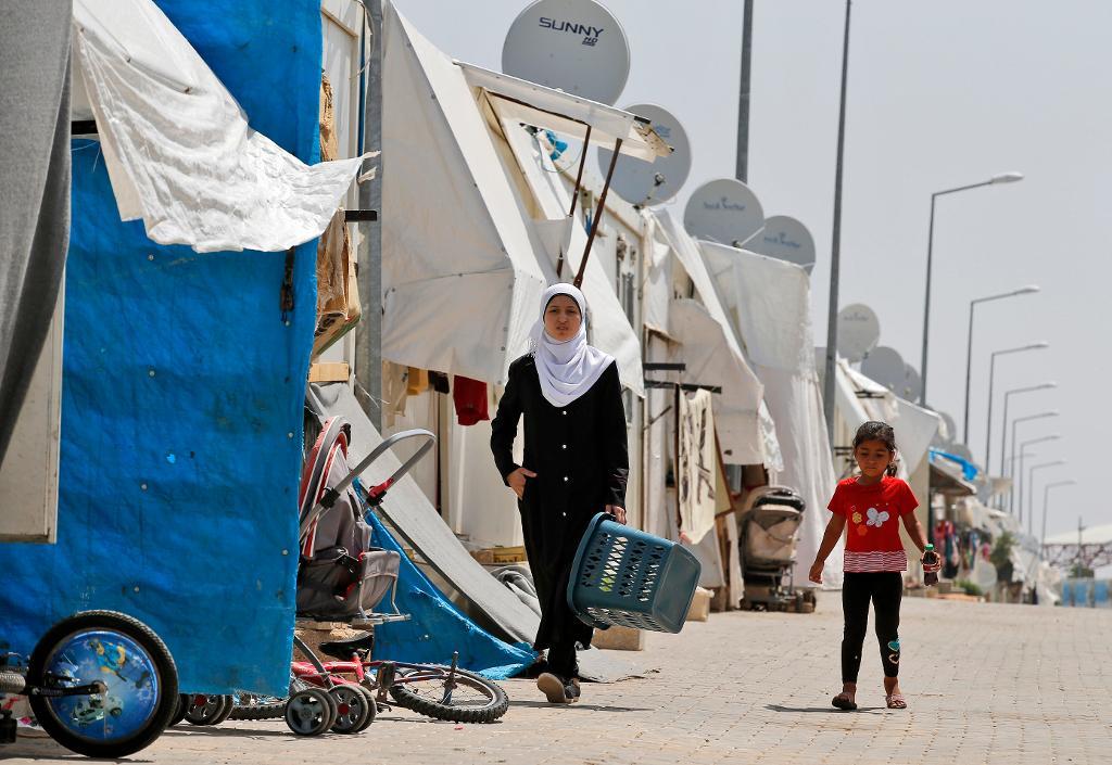 EU ska dela ut betalkort för att förbättra syriska flyktingars levnadsvillkor i Turkiet. (Foto: Emrah Gürel/AP/TT)