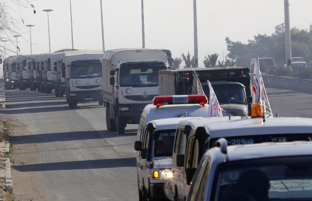 En hjälpkonvoj på väg till den belägrade staden Madaya i januari i år. En ny konvoj lyckades ta sig till staden med förnödenheter i helgen. Madaya har omkring 40 000 invånare och ligger drygt två mil sydväst om Damaskus. (Arkivbild: AP/TT)