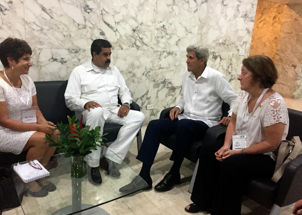 USA:s utrikesminister John Kerry samtalade med Venezuelas president Nicolás Maduro i Cartagena. (Foto: Vivian Salama/AP/TT)