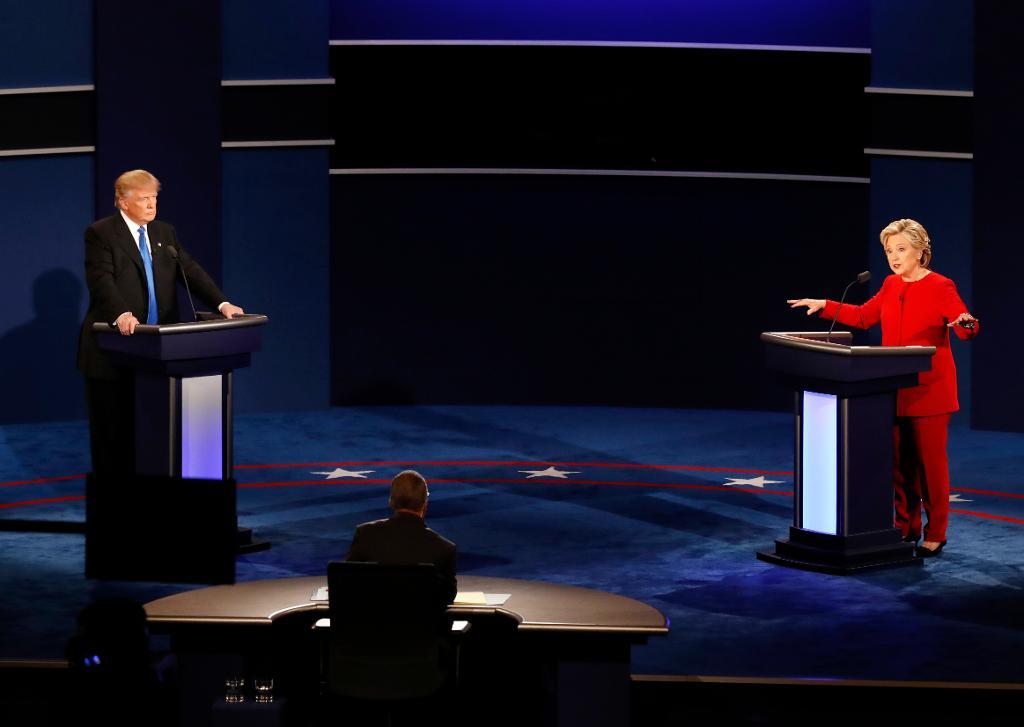 Debatten går het mellan demokraten Hillary Clinton och republikanen Donald Trump vid Hofstra University i New York. (Foto: Mary Altaffer/AP/TT)