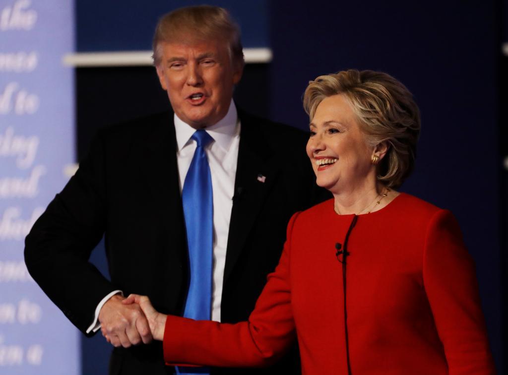 Demokraten Hillary Clinton och republikanen Donald trump skakade hand efter debatten. (Foto: Julio Cortez/AP/TT)