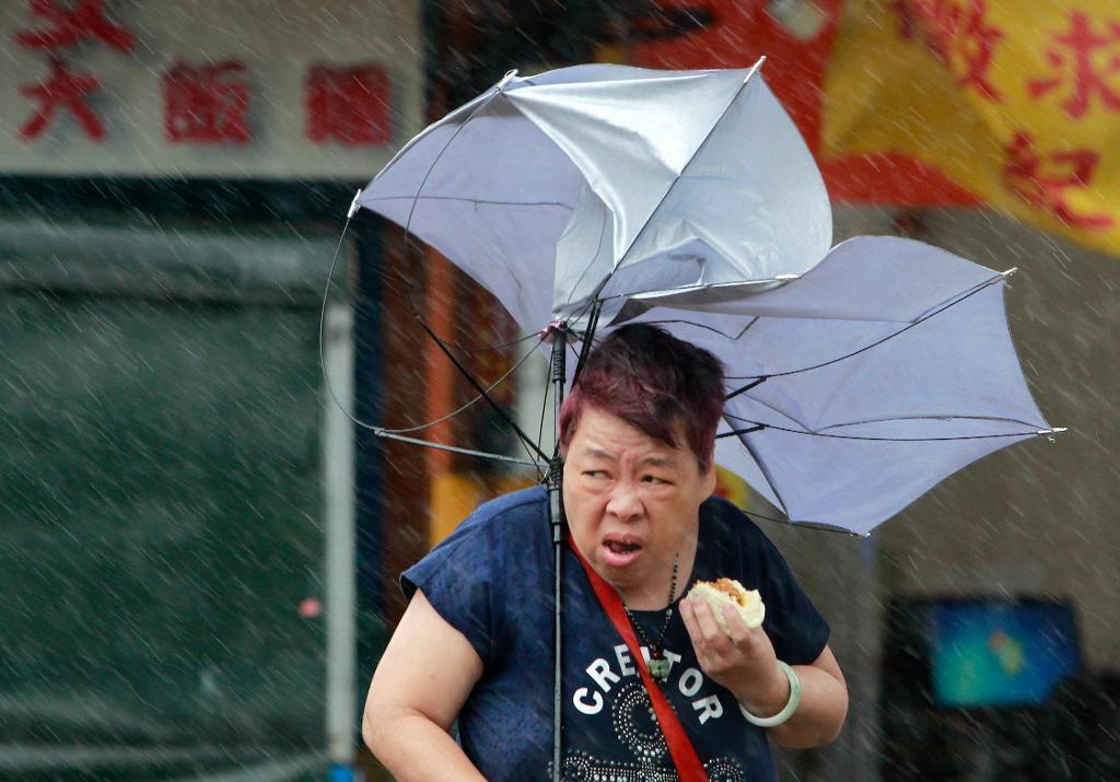 Människor trotsar uppmaningen att hålla sig inomhus för att undvika de kraftiga vindarna från tyfonen Megi, som drar in över Taiwan. (Foto: Chiang Ying-ying/AP)