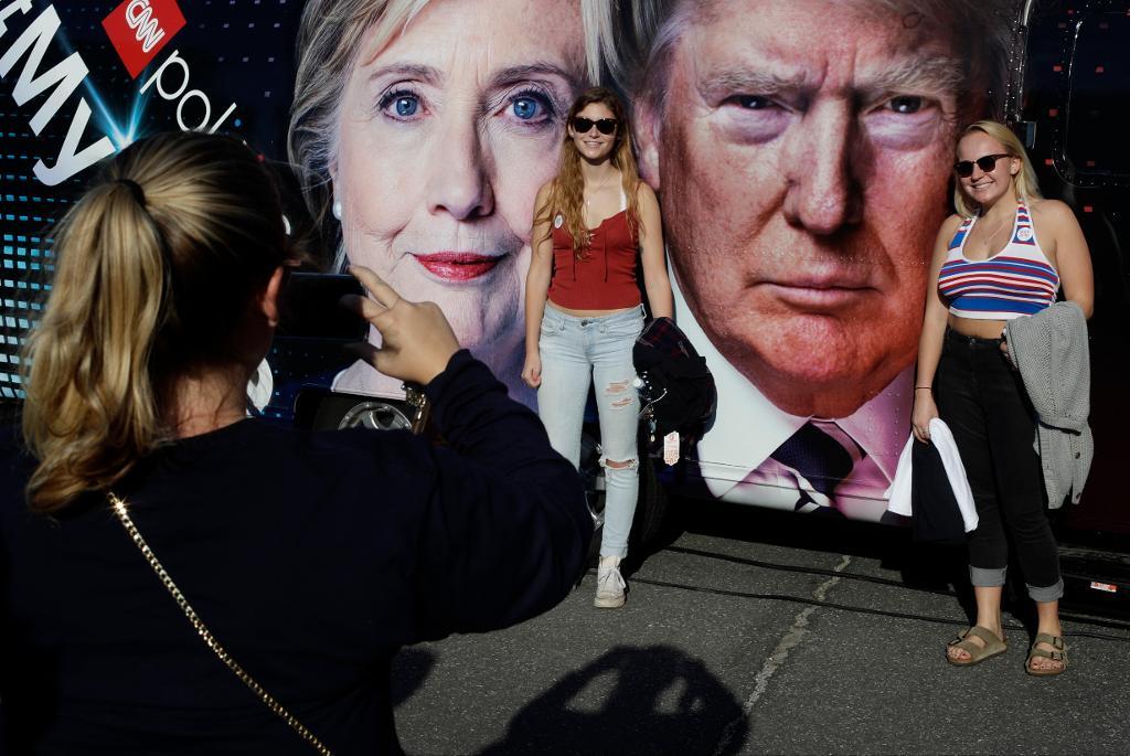 Studenter poserar framför bilder av presidentkandidaterna Hillary Clinton och Donald Trump. (Foto:  Frank Franklin II/AP/TT)