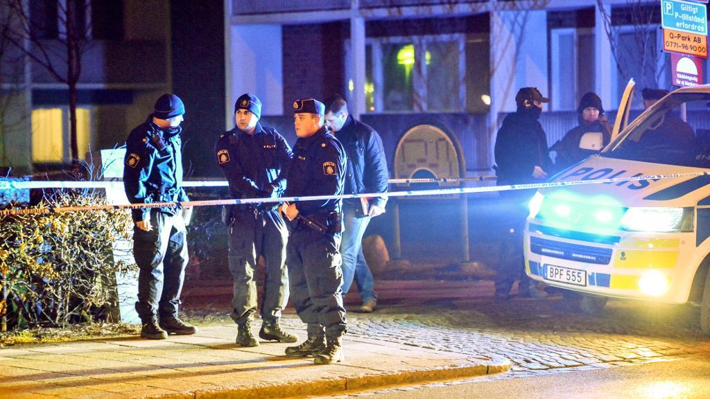 Poliser vid brottsplatsen i Malmö den 9 mars i år. En man i 20-årsåldern sköts och avled senare på sjukhus av skadorna. (Foto: Johan Nilsson/TT-arkivbild)