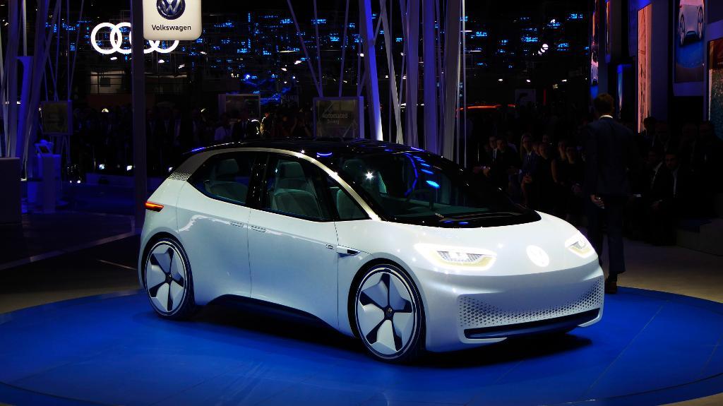 De stora tillverkarnas nya elbilar dröjer. Volkswagens konceptbil ID ska finnas på marknaden 2020. Den ska klara upp till 60 mil på en laddning och ska enligt uppgift kosta lika mycket som en Golf diesel i dag. (Foto: Björn Ewenfeldt/TT)