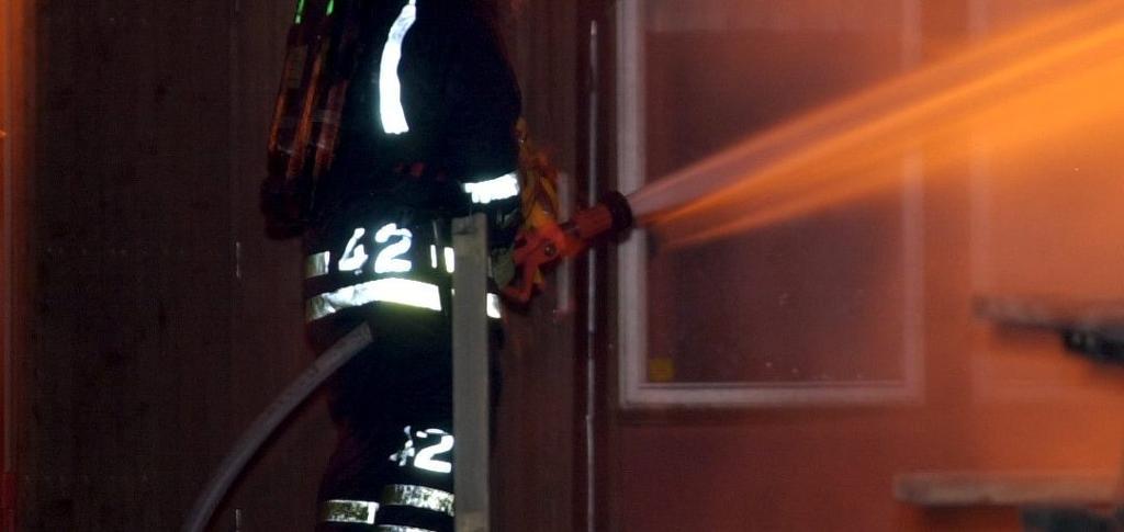 Många brandmän arbetar med en svårsläckt sopbrand i Forsbacka utanför Gävle. (Foto:Roger Vikström/TT-arkivbild)