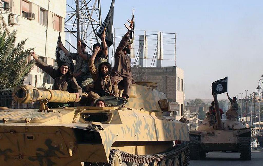 IS-medlemmar i extremiströrelsens självutropade huvudstad al-Raqqa i Syrien. (Foto: AP/TT-arkivbild)
