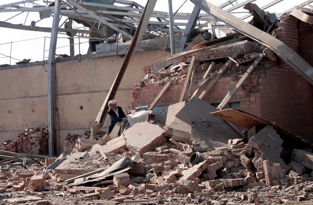 Stor förödelse efter ett luftangrepp i Sanaa, av den saudiledda koalitionen den 22 september. (Foto: Hani Mohammed/AP/TT)