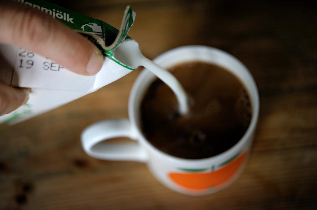 Vi dricker gärna kaffe med mjölk i Sverige. Svenskt kaffe. Men vad är det? (Foto: Jessica Gow /TT-arkivbild)