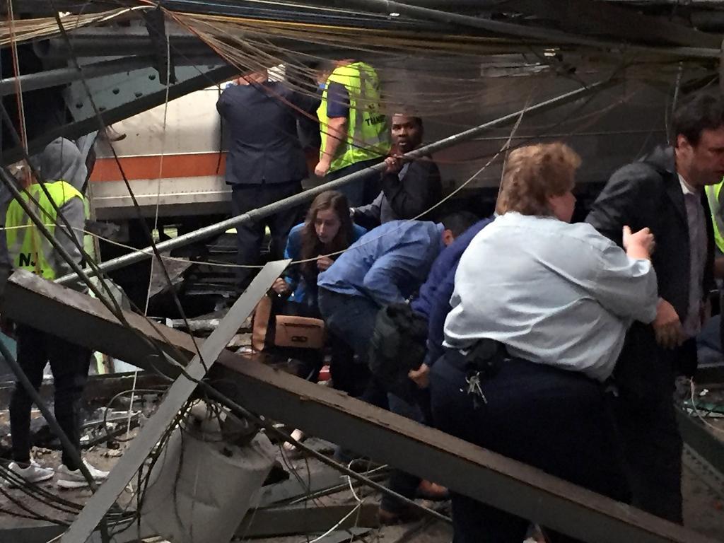 Passagerare försöker sätta sig i säkerhet efter tågkraschen i Hoboken utanför New York. (Foto: Pancho Bernasconi/AFP-TT)