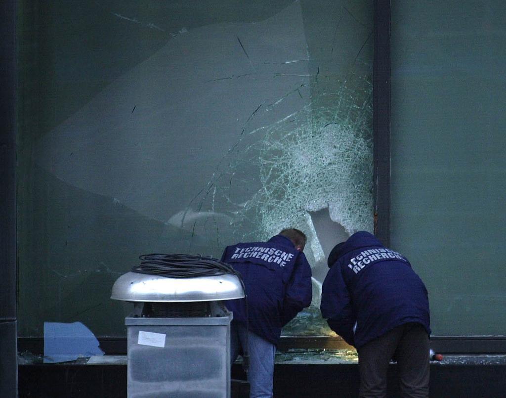 Polisen undersöker en krossad ruta på Van Gogh-museet i Amsterdam efter stölden 2002. (Foto: Baas Beentjes/AP/TT-arkivbild)