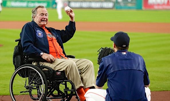 12 april 2016: George Bush den äldre kastar en boll till Collin McHugh från Houston Astros strax före matchen mot Kansas City Royals i Houston, Texas. Matchen mellan Hilary Clinton och Donald Trump vill han inte kommentera. (Foto: Bob Levey/Getty Images)