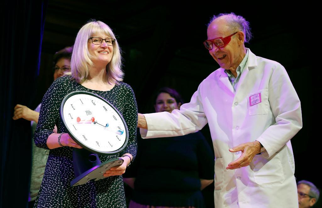 Susanne Åkesson, professor vid Lunds universitet, tar emot sitt Ignobel-pris. (Foto: Michael Dwyer)