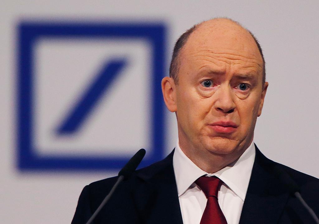 Deutsche Banks vd John Cryan vidhåller att banken "är och förblir stark". Arkivbild. (Foto: Michael Probst/AP/TT)