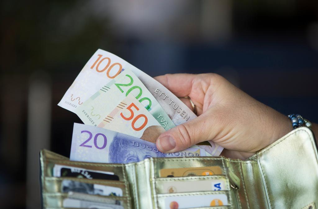 De nya sedlarna skulle vara svårare att förfalska. (Foto: Fredrik Sandberg/TT)