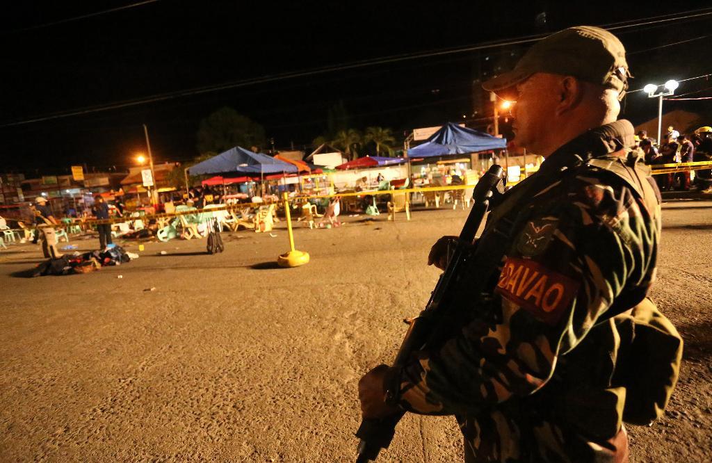 En soldat vid nattmarknaden där sprängladdningen detonerade i Davao i Filippinerna. (Foto: Manman Dejeto/AP/TT)