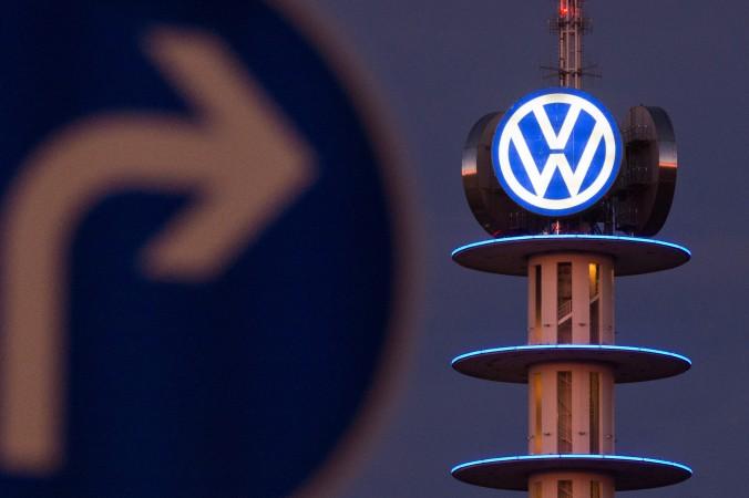 Vägskylten pekar österut framför Volkswagens anläggning i Hannover. Det tyska bilföretaget utökar nu sin aktivitet i Kina, efter att utsikterna i den övriga världen dämpats på grund av utsläppsfusket kring dieselmotorer. (Foto: Julian Stratenschulte /AFP/Getty Images)