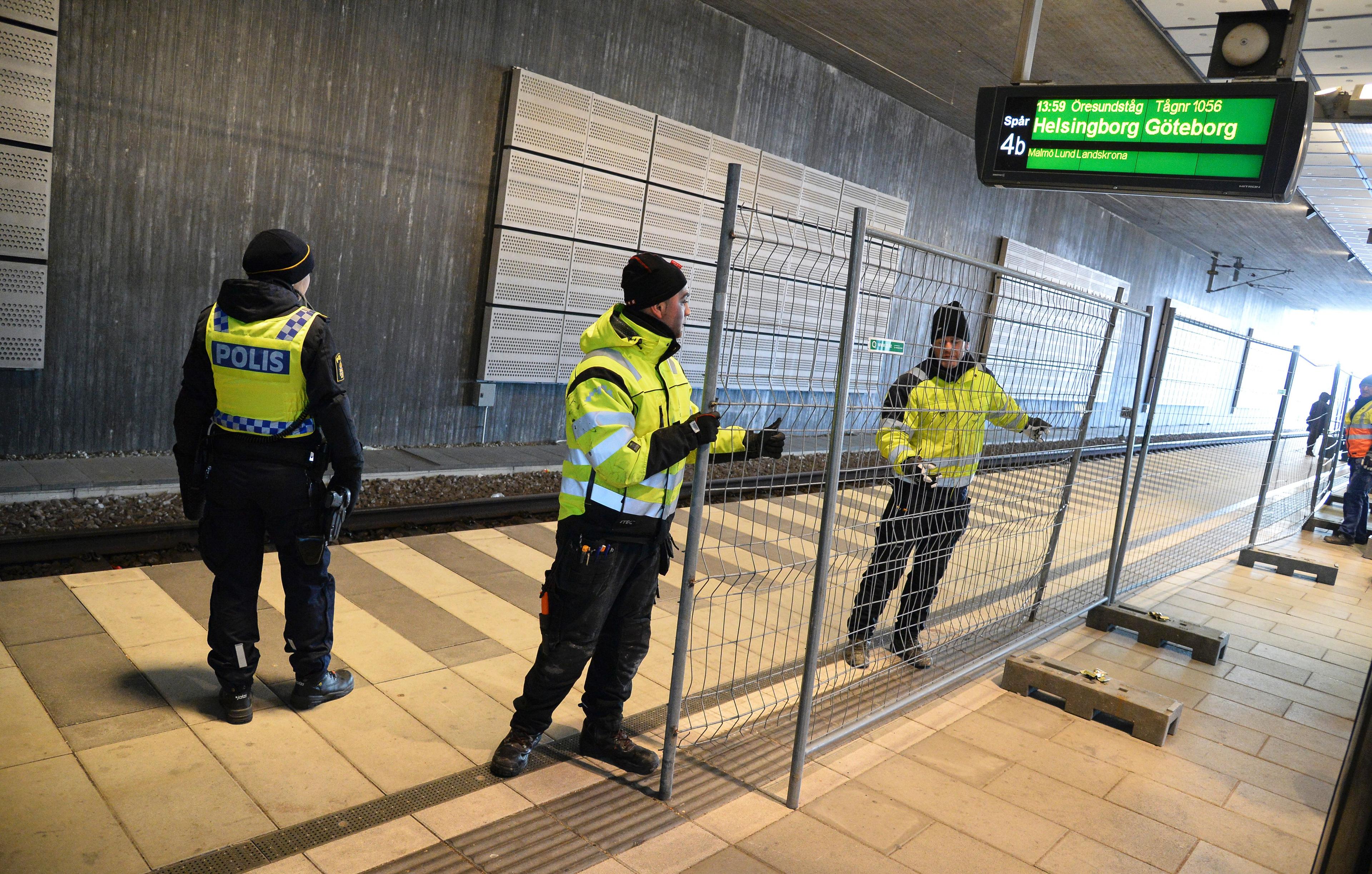 Ett tillfälligt stängsel har satts upp längs med de internationella tåglinjerna på Hyllie station i Malmö. Sveriges tillfälliga gränskontroller kan komma att upphöra den 12 november. (Foto: Johan Nilsson/TT/AFP/Getty Images)