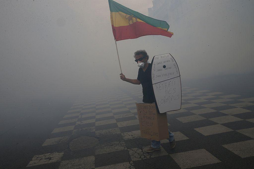 Hjärtläkaren Fikru Maru har suttit häktad i tre och ett halvt år i Etiopien. Landets gamla flagga på bilden. (Foto: Thomas Samson /AFP/Getty Images)