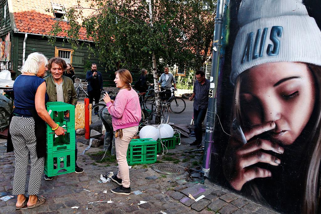 Invånare i Christiania rev ner hashbodarna i området. De gick med på att övervakningskameror sattes upp. (Foto: Uffe Weng AFP/Getty Images)