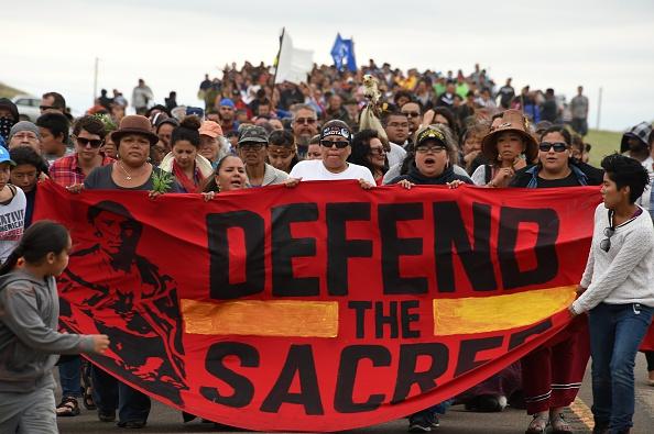 "Försvara det heliga": Infödda amerikaner marscherar till en helig begravningsplats som stördes av bulldozers i Dakota Access Pipelines bygge.  (Foto: Robyn Beck/AFP/Getty Images)