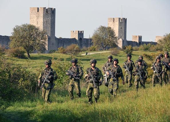 14 September, 2016. Militärer från Skaraborg i vallgravarna i Visby. Sverige har höjt hot mot sig från Ryssland. (Foto: Soren Andersson/AFP/Getty Images)
