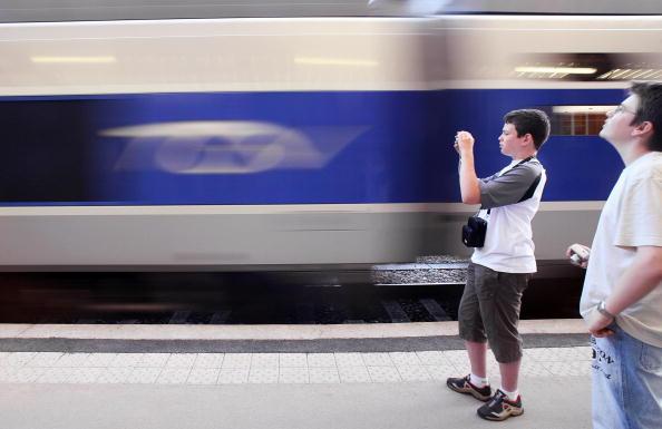 Barn tar bilder på ett höghastighetståg som anländer i Strasbourg, Frankrike. I oktober kommer tågen att bemannas av civila vakter. (Foto: Oliver Morin/AFP/Getty Images)