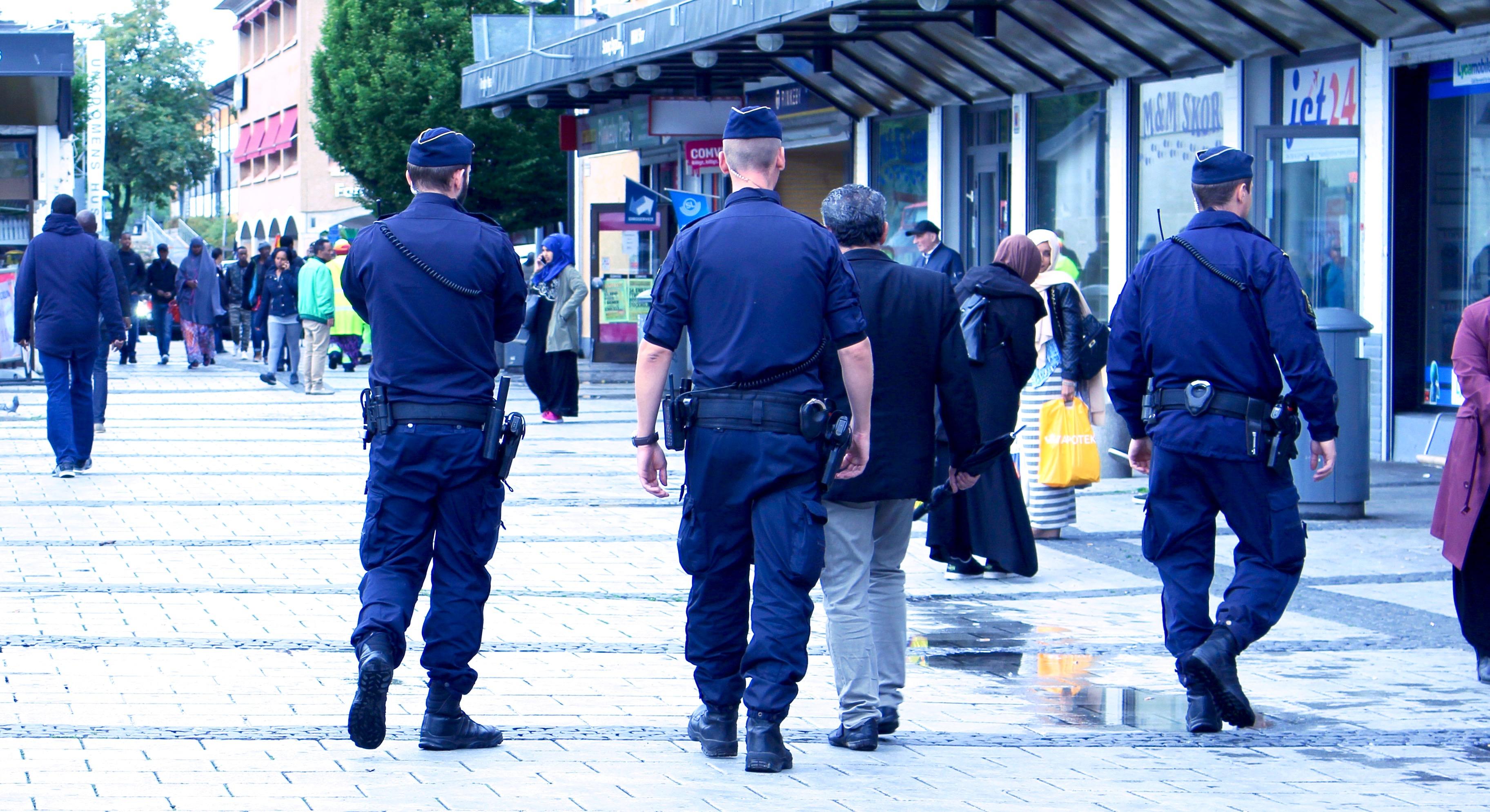 Patrullerande poliser i Rinkeby, Stockholm. Resursbrist gör att många poliser runtom i landet inte kan utföra sina jobb ordentligt. (Foto: Susanne W Lamm)