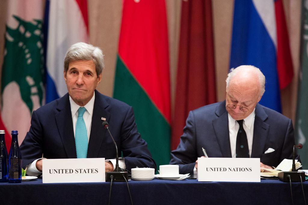 USA:s utrikesminister John Kerry och FN:s Syriensändebud Staffan de Mistura vid dagens möte med Internationella stödgruppen för Syrien. (Foto: Kevin Hagen/AP-TT)