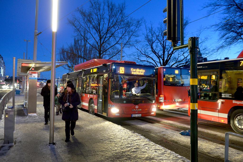 En undersökning visar att svenskarna är rejält missnöjda med möjligheterna att ta sig runt med kollektivtrafik och bil på sina bostadsorter. Arkivbild. (Foto: Janerik Henriksson/TT)