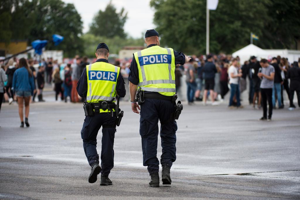 Patrullerande poliser på Bråvallafestivalen i somras. Arkivbild. (Foto: Izabelle Nordfjell/TT)