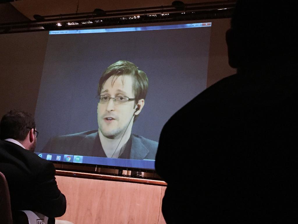 Edward Snowden när han i vintras talade via videolänk från Moskva på en konferens anordnad av Johns Hopkins-universitetet i Baltimore. Arkivbild. (Foto: Juliet Linderman/TT/AP)