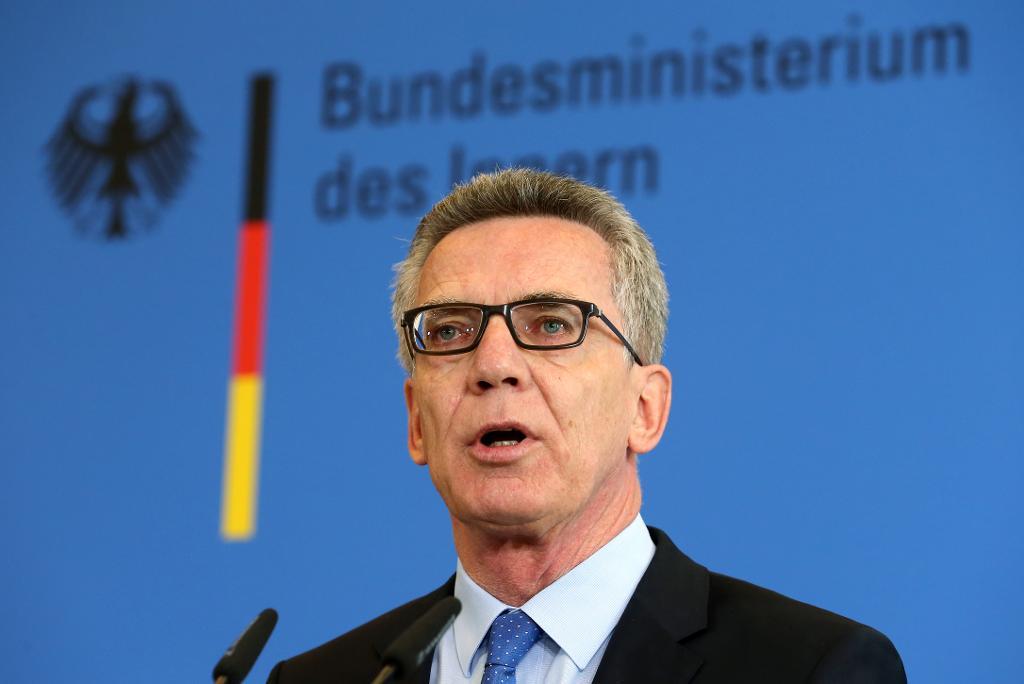 Tysklands inrikesminister Thomas de Maiziere, säger att det finns omkring 500 militanta islamister som kan utgöra fara i landet. (Foto: Wolfgang Kumm/AP/TT)