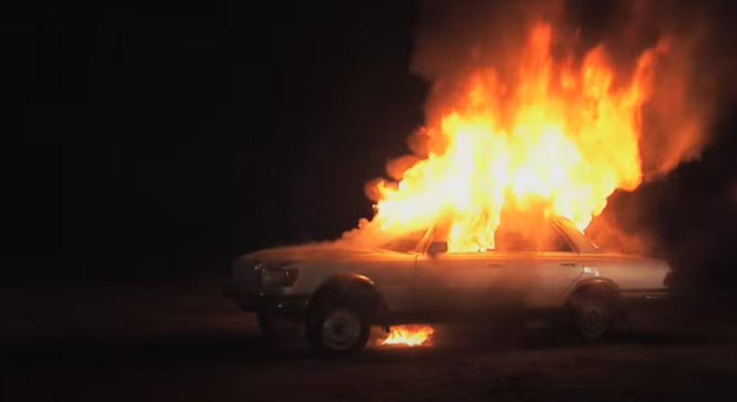 Hittills har ingen åtalats  för bilbränderna i Malmö de senaste månaderna. Bilbranden på bilden har inget direkt samband med artikeln. (Foto: Skärmdump)