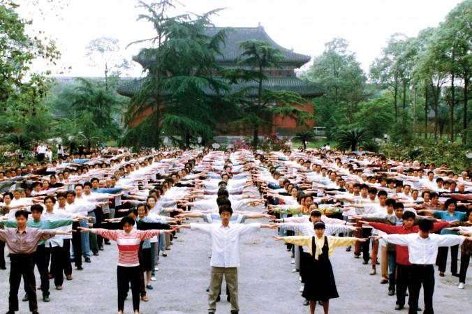 Falungong-utövare övar i staden Chengdu, innan förföljelsen inleddes. (Foto: minghui.org)