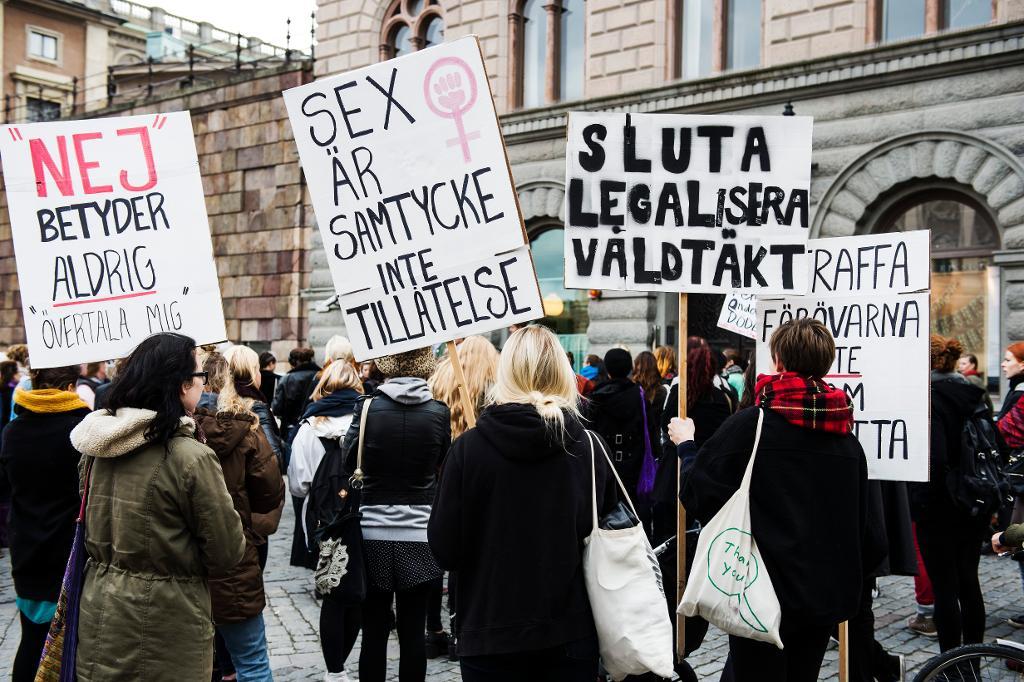 Under 2013 och 2014 ledde flera våldtäktsdomar till debatt och protester. På bilden en manifestation utanför Svea hovrätt i Stockholm. (Foto: Vilhelm Stokstad / TT-arkivbild)