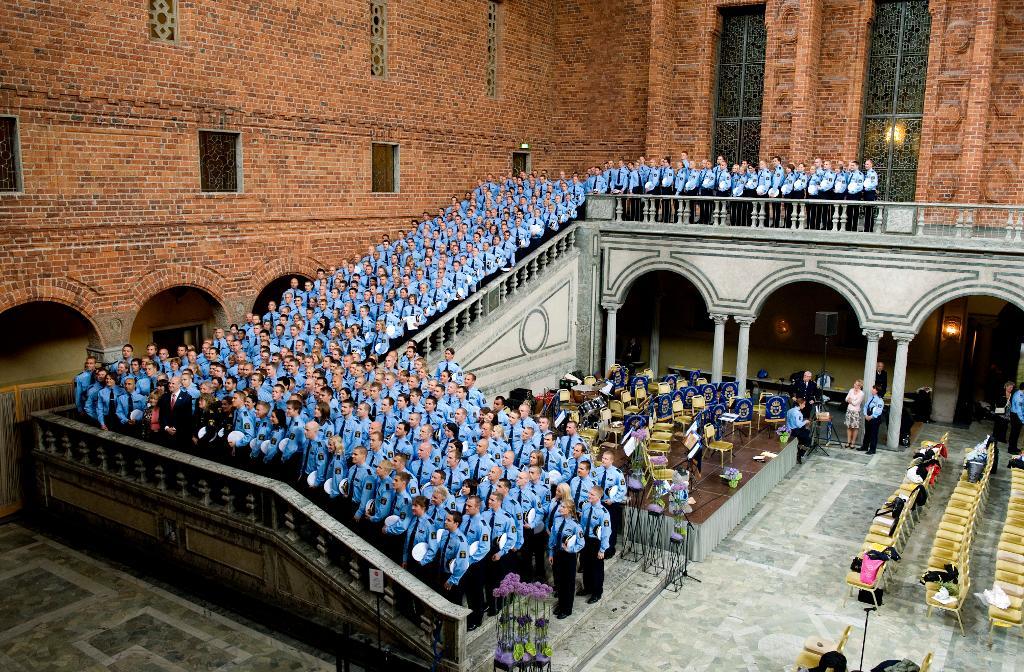 I juni 2009 tog 460 poliser sin examen vid en ceremoni i Stockholms stadshus. Efter en kraftig nedgång i antalet erbjudna platser på polisutbildningen är det nu på väg upp igen. 526 nya polisstudenter påbörjade sin utbildning den här hösten. Nästa år erbjuds 800 platser under både våren och hösten. (Foto: Pontus Lundahl/TT-arkivbild)