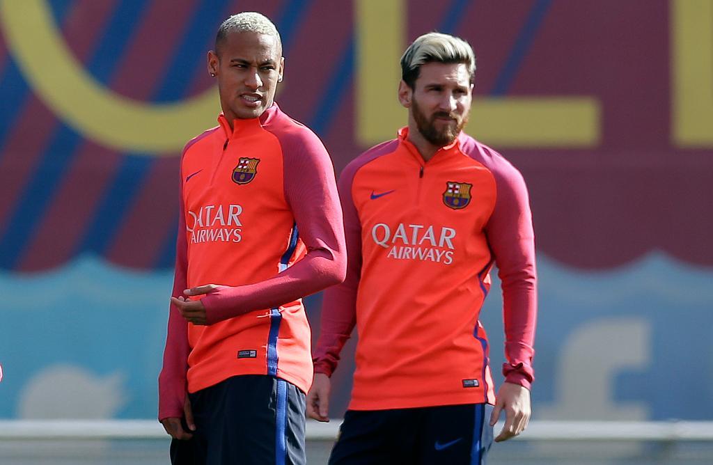 Lionel Messi, till vänster, och Neymar tränar inför Barcelonas ligamatch mot Deportivo La Coruna. (Foto: Manu Fernandez/AP/TT)