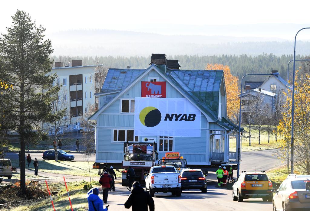Ett 30-tal kulturhus flyttas från Malmberget, för att man ska kunna fortsätta med att bryta järnmalm. (Foto: Fredrik Sandberg/TT)