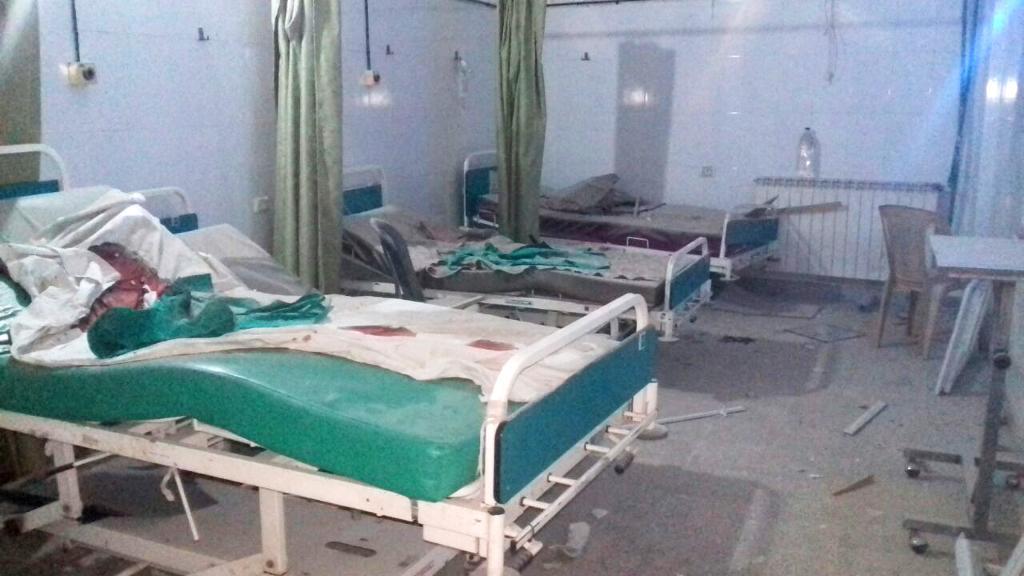 Blodiga britsar på sjukhuset M10 i östra Aleppo, som sattes ur spel efter en bombattack i lördags. Sjukvårdspersonalen har tvingats ta sin tillflykt till en källare i närheten. (foto: Syrian American Medical Society)