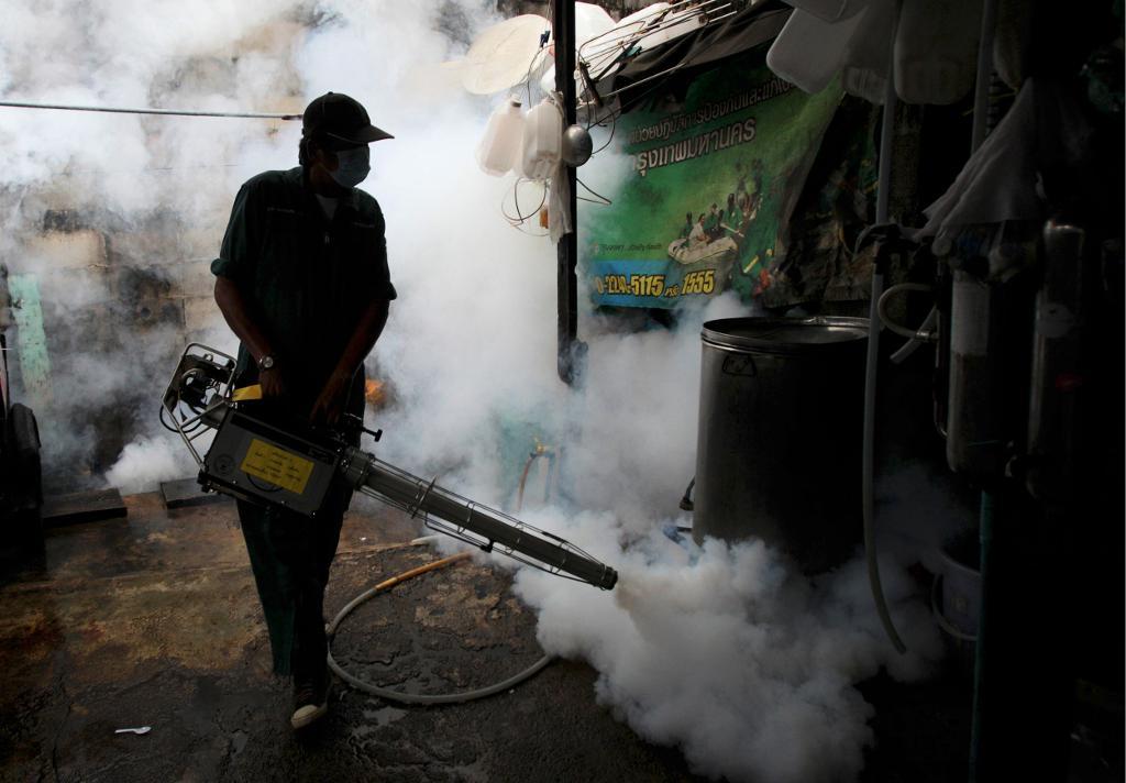 Myggbesprutning i Thailand. (Foto: Sakchai Lalit/AP/TT-arkivbild)