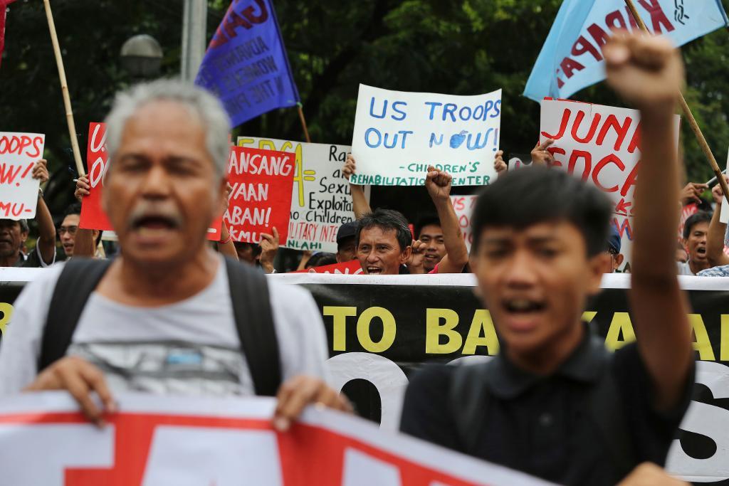 Filippiner demonstrerar mot det militära samarbetet med USA utanför den amerikanska ambassaden i Manila. (Foto: Aaron Favila/AP/TT)