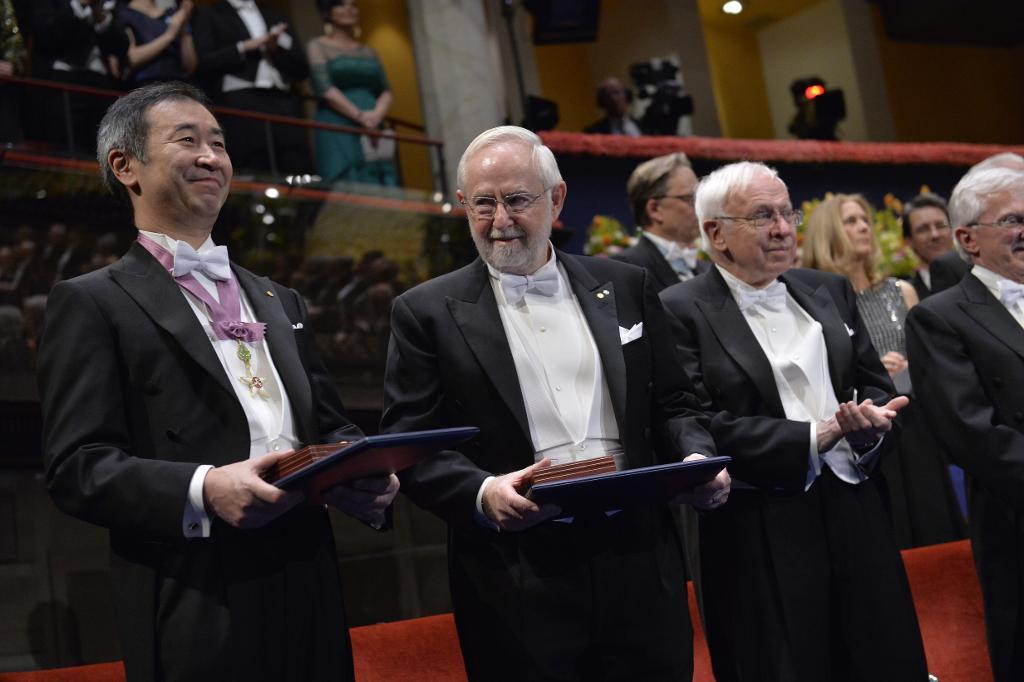 Takaaki Kajita och Arthur B. McDonald när de tog emot fysikpriset 2015. (Foto: Jonas Ekströmer/TT-arkivbild)