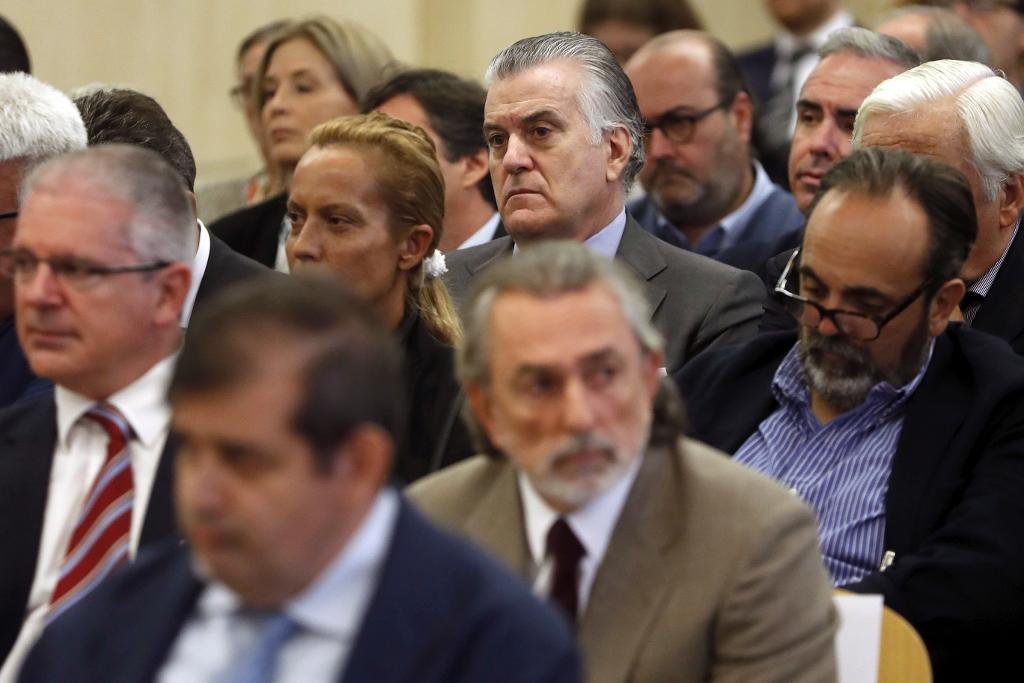 
Tidigare kassören i PP, Luis Barcenas, i mitten i bild, under rättegången som inleddes på tisdagen. (Foto: Chema Moya)