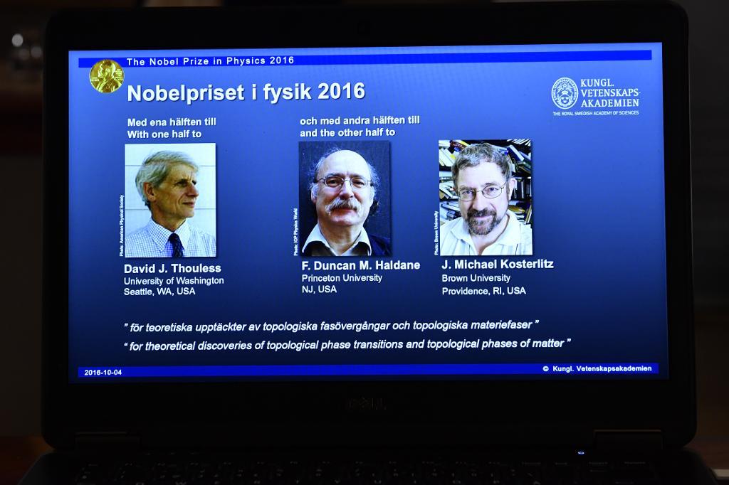 Kungliga Vetenskapsakademin presenterar årets fysikpristagare - David Thouless, Duncan Haldane och Michael Kosterlitz. (Foto: Anders Wiklund /TT)